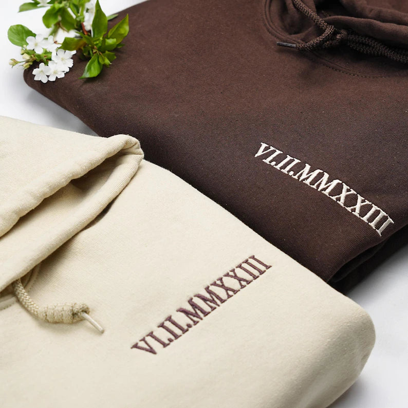 bestickte partner hoodies mit rĂśmischen datum