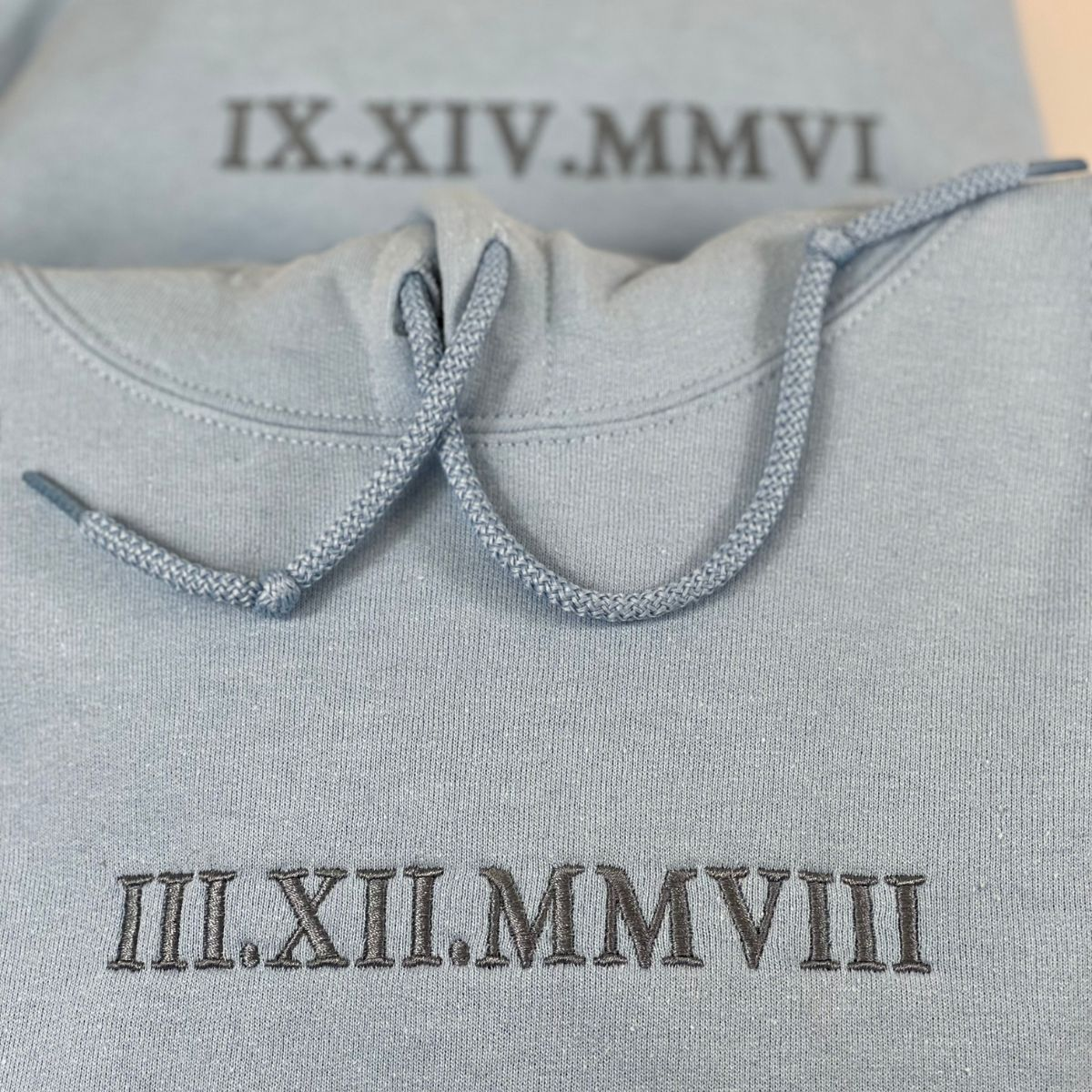 mittig besticktes datum auf personalisierten hoodie